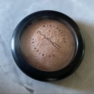 MAC Mineralize Skinfinish in Soft and Genlte
